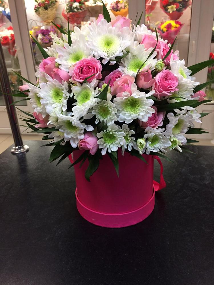 Цветочная композиция из Розы и Хризантемы в шляпной коробке в Стародубе