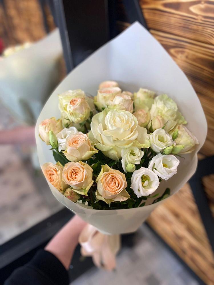 Букет цветов из: Розы и Лизиантусы в Стародубе